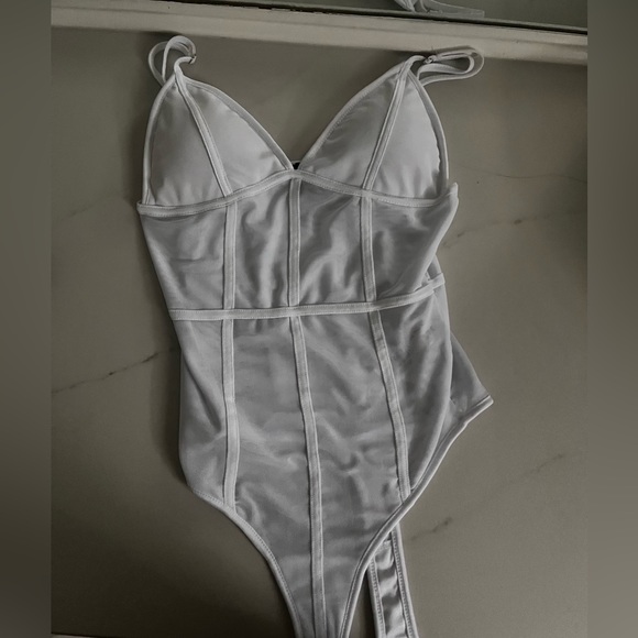 CHEAP White body suit sized small - Picture 2 of 2